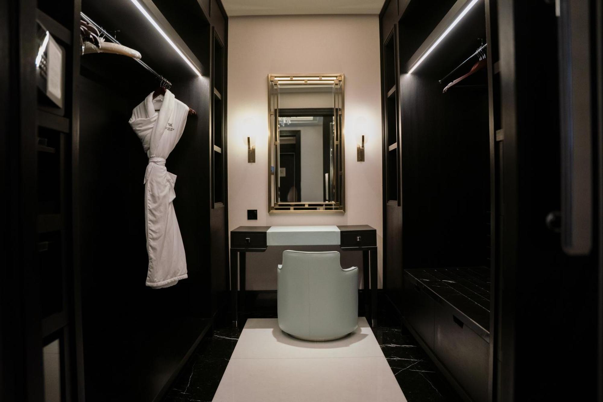 Waldorf Astoria West Bay Готель