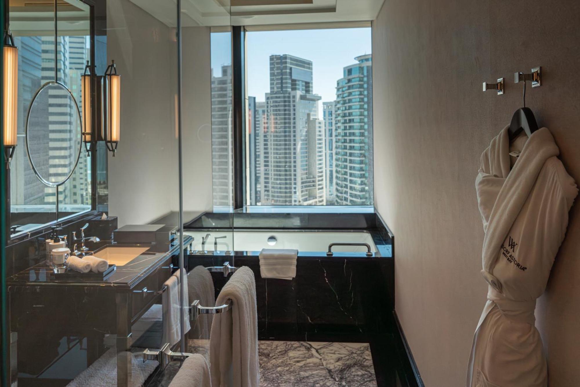 Waldorf Astoria West Bay Готель